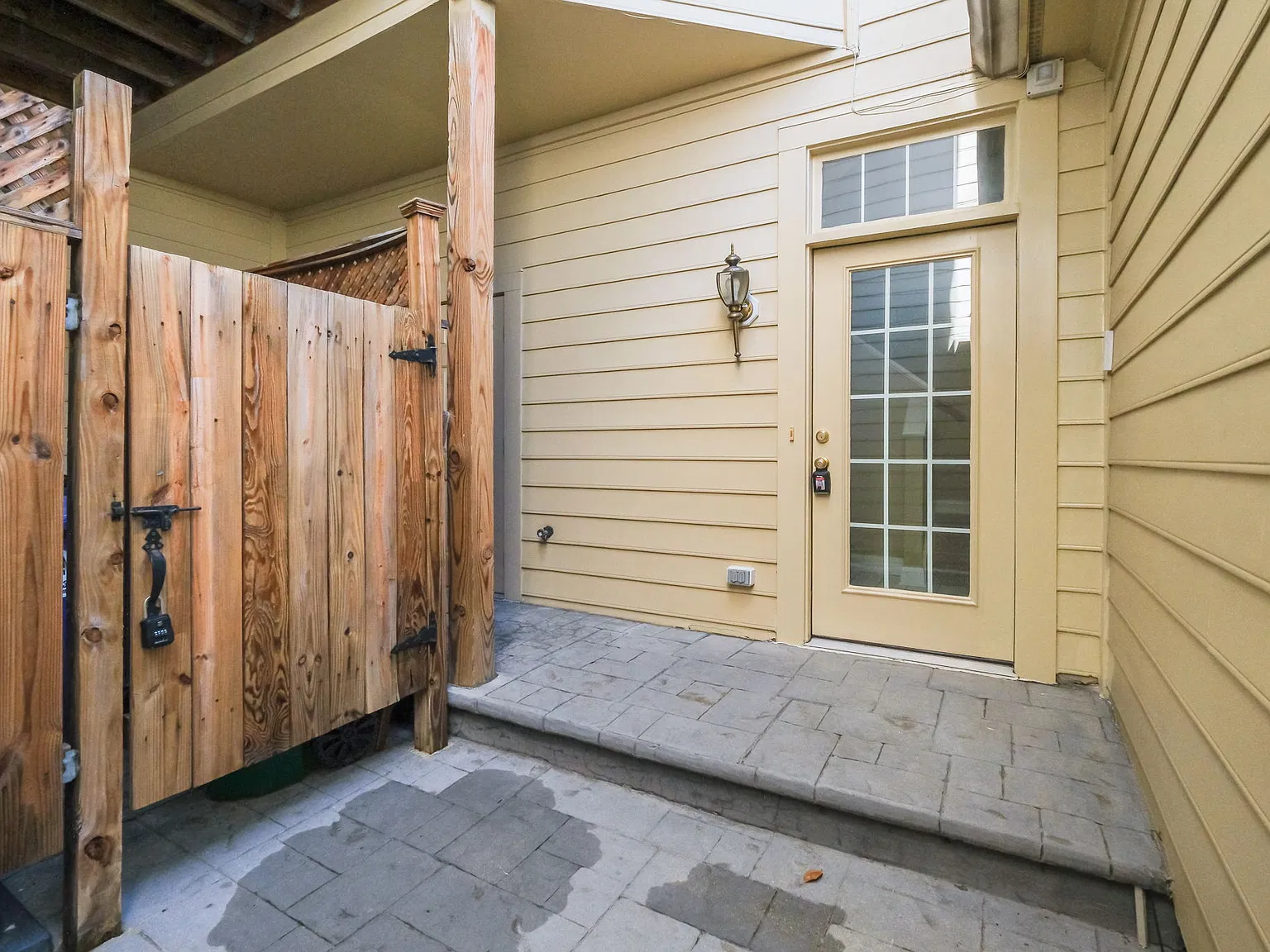 3 bed, 2.5 bath, 2400 sqft, $3,600 — Photo 4