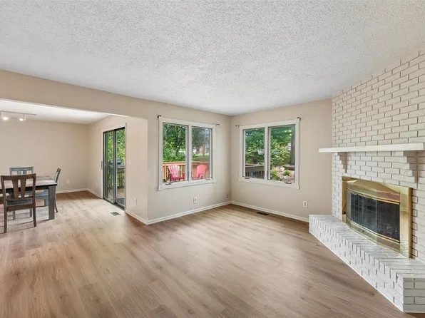 4909 W Park Dr, West Des Moines, IA 50266