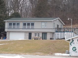 4324 Bellevue Rd, Clinton, IA 52732