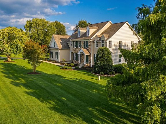 2nd image of 104 Country View Ct