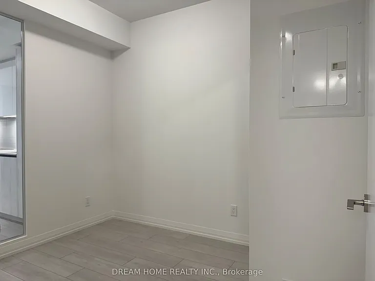 400 King St W #521 — Photo 14