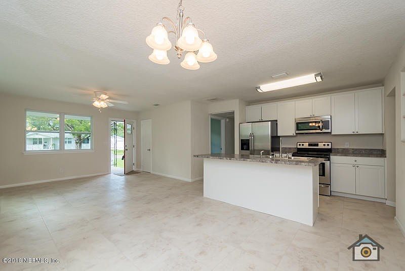 Open Floorplan, Light Flooring