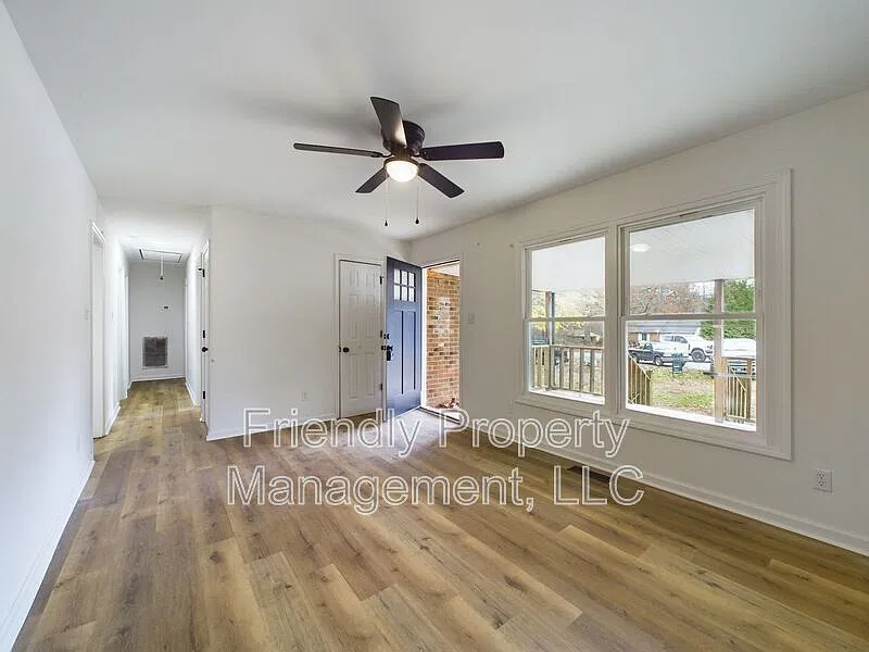 3 bed, 1.5 bath, 1047 sqft, $1,395 — Photo 2
