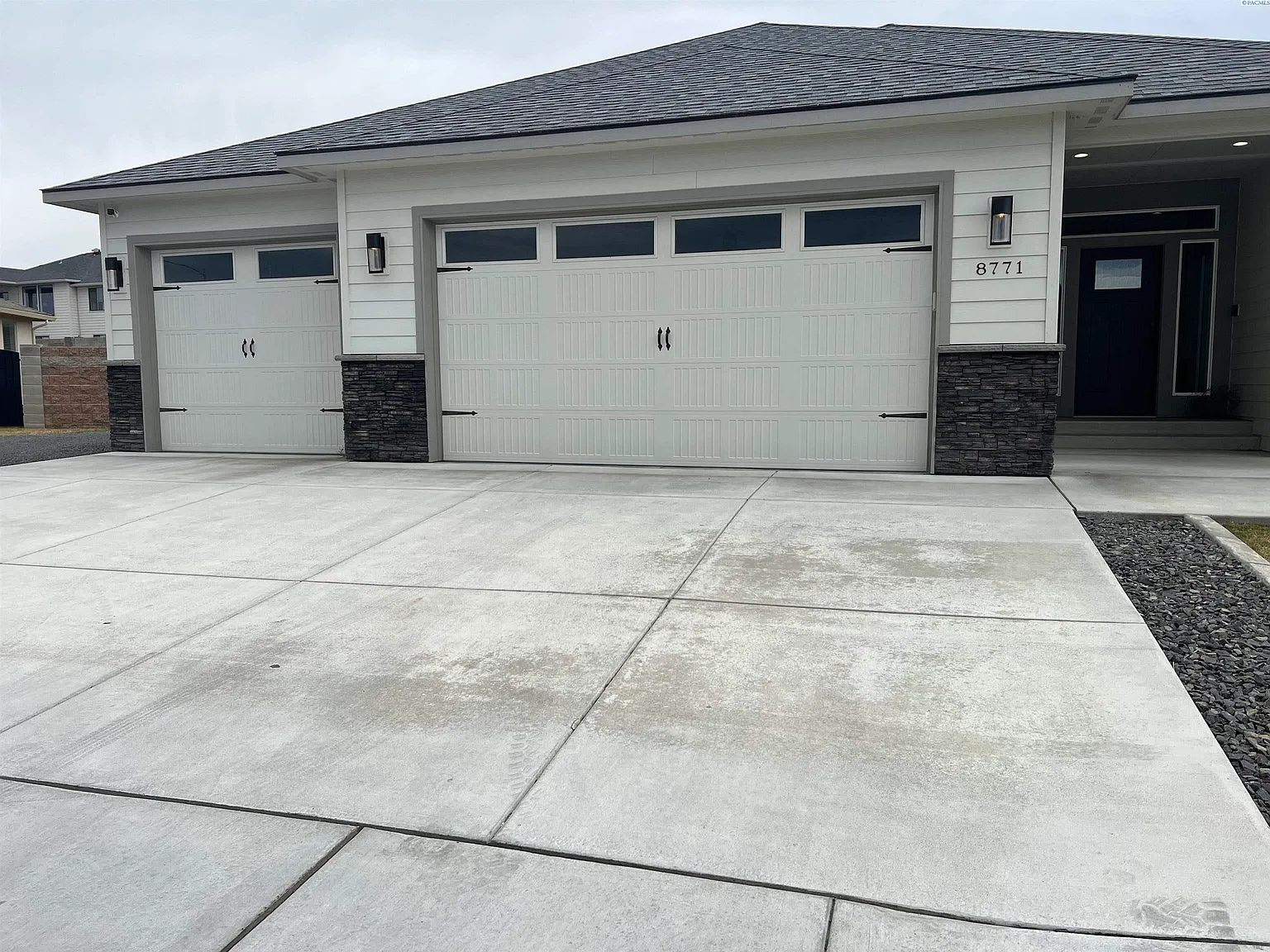 3 bed, 2.0 bath, 2062 sqft, $2,795 — Photo 1
