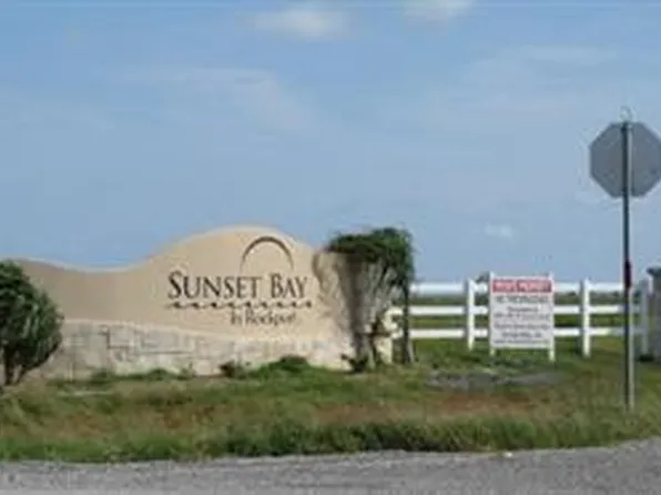 102 Sunrise Dr, Rockport, TX 78382