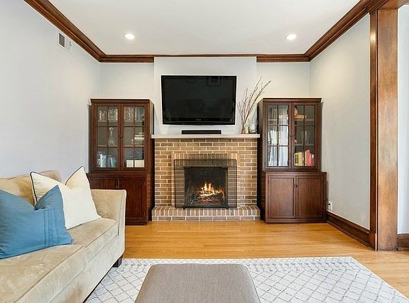 5th image of 844 W Gunnison St #3E