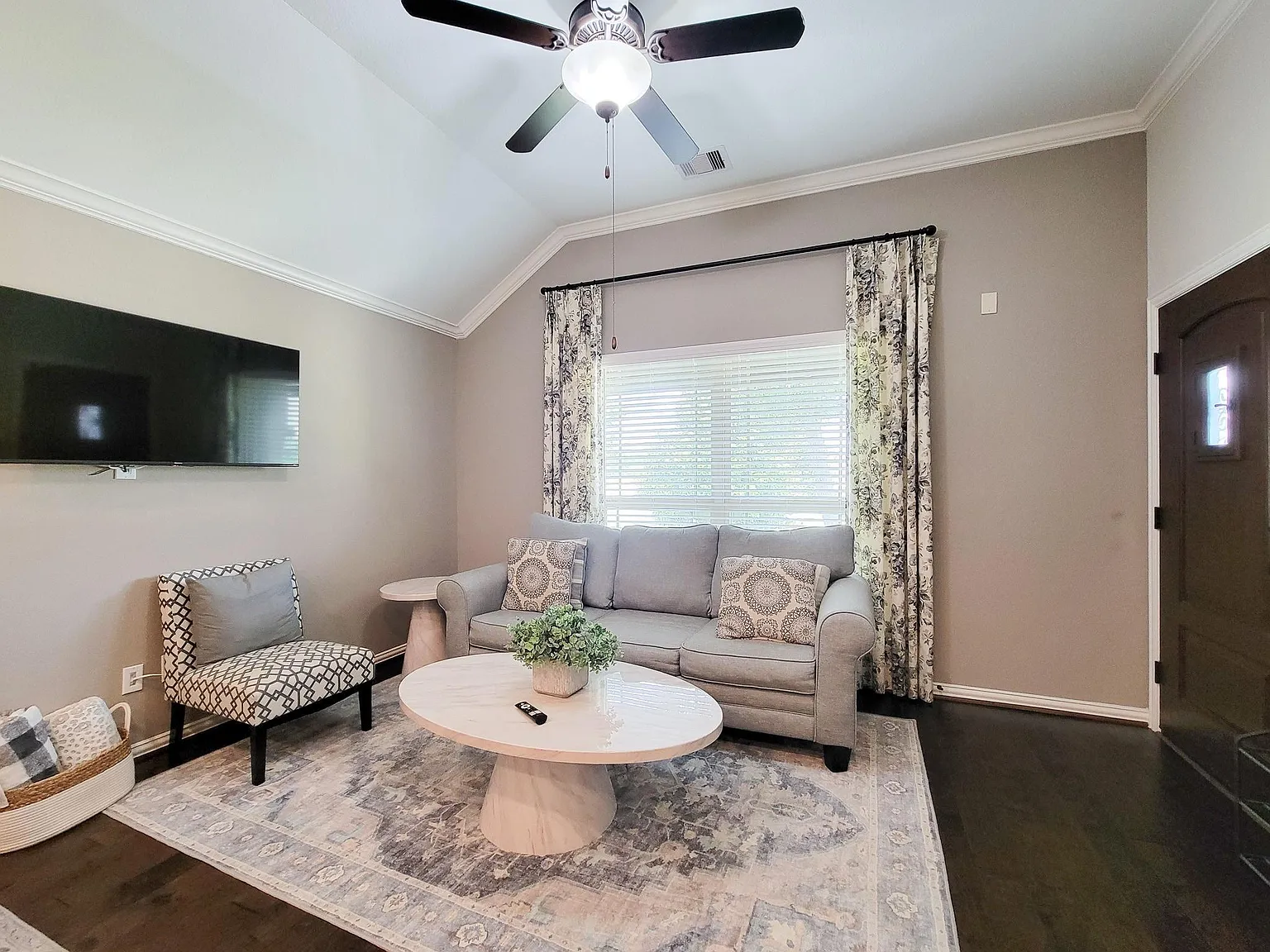 4 bed, 4.0 bath, 2619 sqft, $3,400 — Photo 4