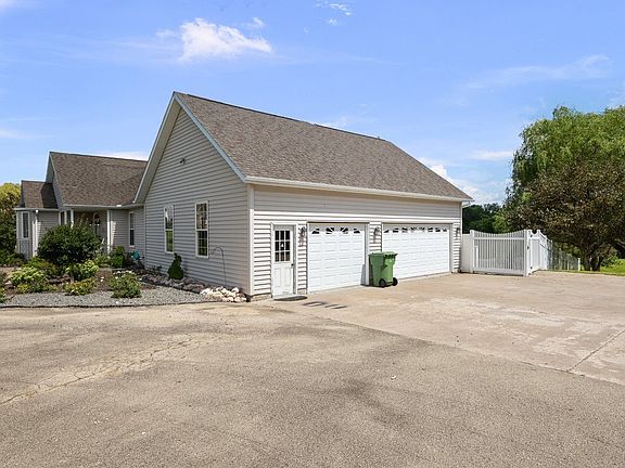 4th image of 701 Sarah Ln