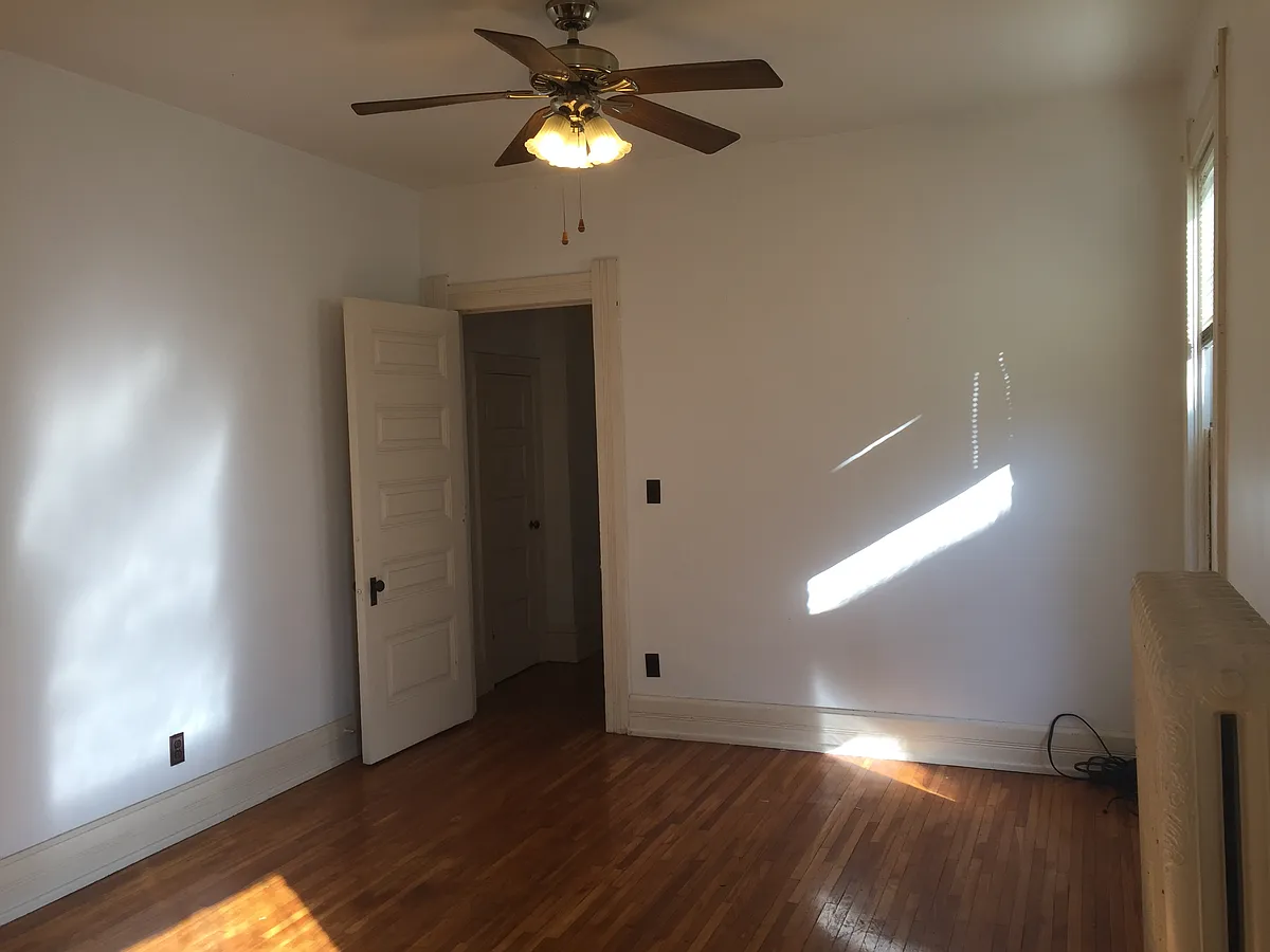 Building Photo - 2215 Parkwood Ave #2B