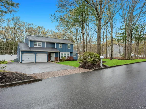 10 Ramblewood Road, Ridge, NY 11961