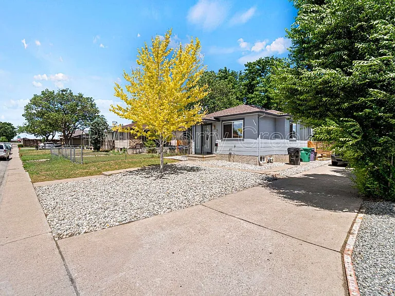550 Winona Ct — Photo 3