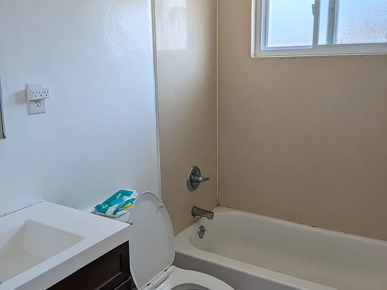 2850 Sneath Ln Apts — Photo 5