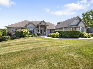 W130N6462 Crestwood Dr, Menomonee falls, WI 53051