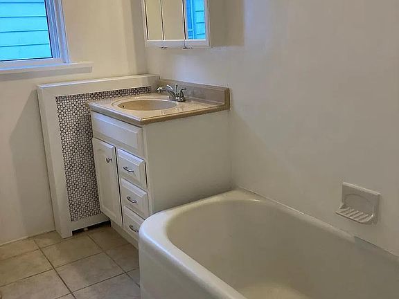 Bathroom (2/2).