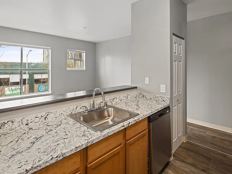 Ellis Court Apartments — Photo 42
