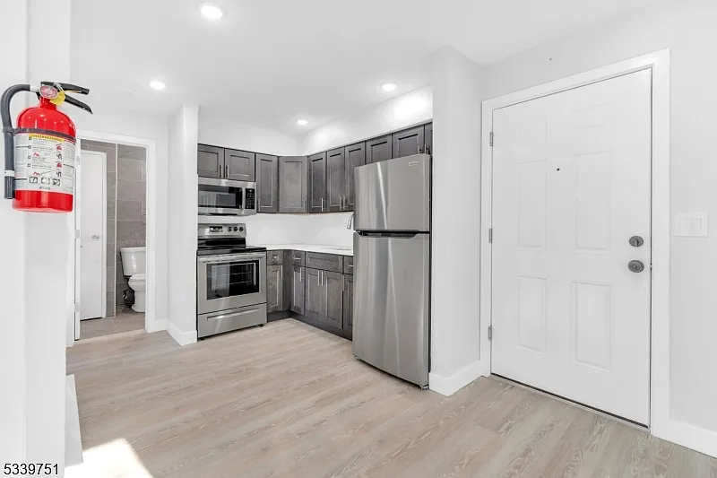 Building Photo - 557 S Broad St #C2