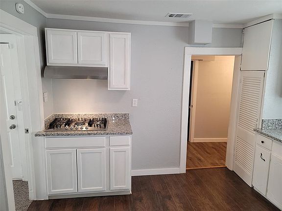 4th image of 5709 Blackmore Ave