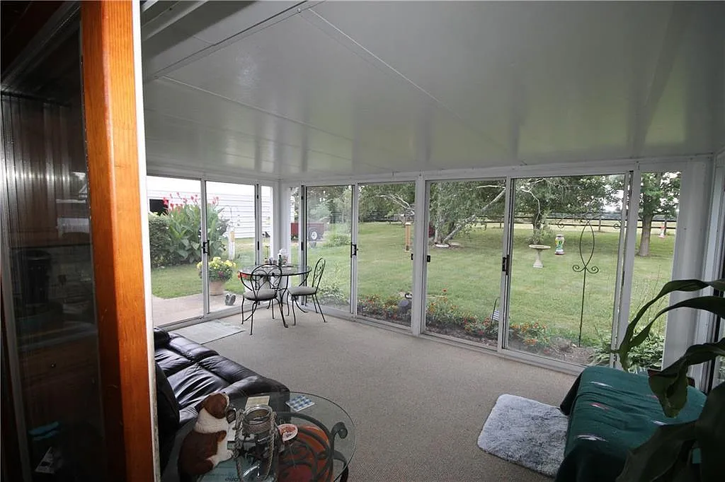 3 bed, 1.5 bath, 1560 sqft, $2,000 — Photo 2