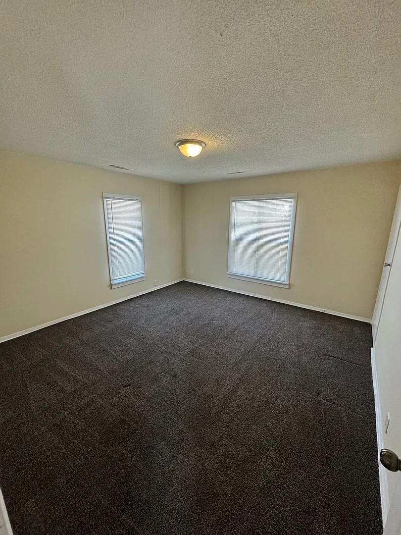 1119-1121 Crobsy St — Photo 3
