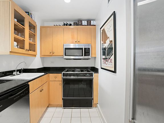 3rd image of 160 W 66th St APT 18C
