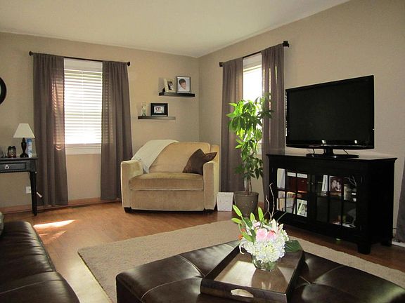 3rd image of 838 Carnaby Ct
