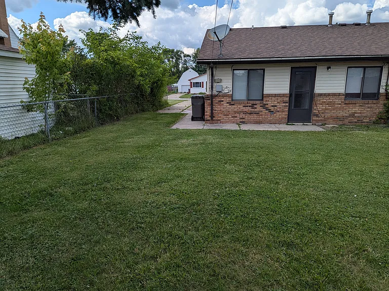 20732 Williamson St — Photo 30