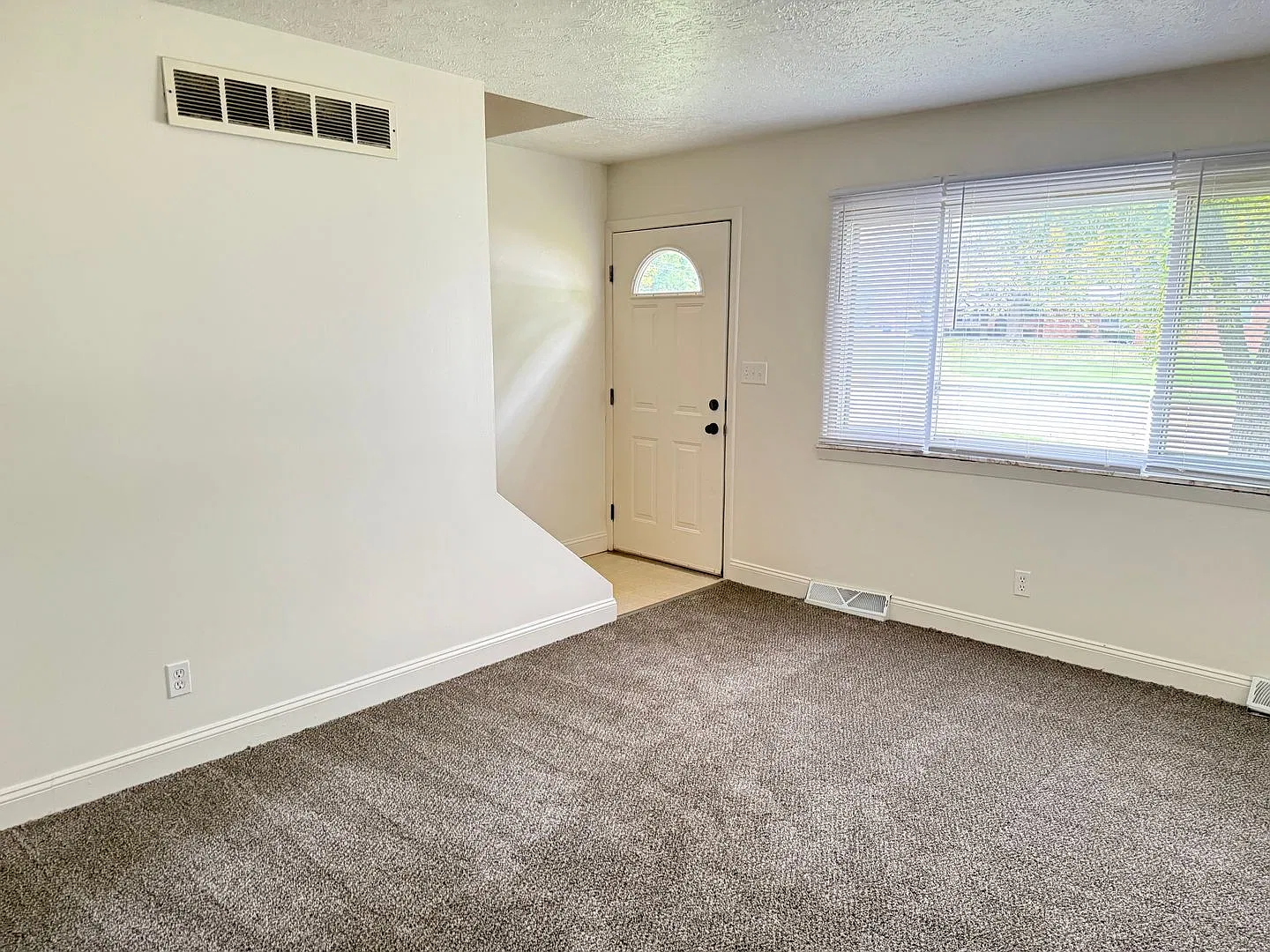 Great 2 BR apartment in Normal with car port — Photo 3