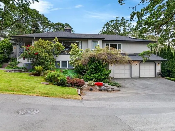 1567 Athlone Dr, Saanich, BC V8P 2T2