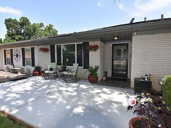 2nd image of 9814 Casa Loma Dr