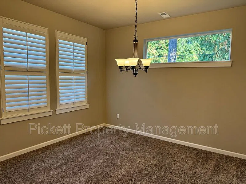 4 bed, 2.5 bath, 2706 sqft, $3,300 — Photo 4