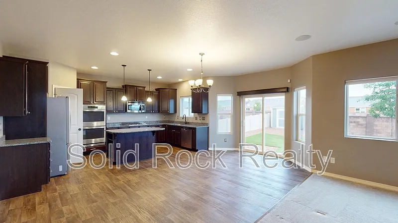 4 bed, 3.5 bath, 2746 sqft, $2,900 — Photo 2