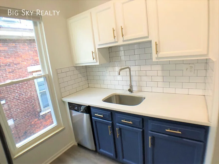 881 Oak Street — Photo 3
