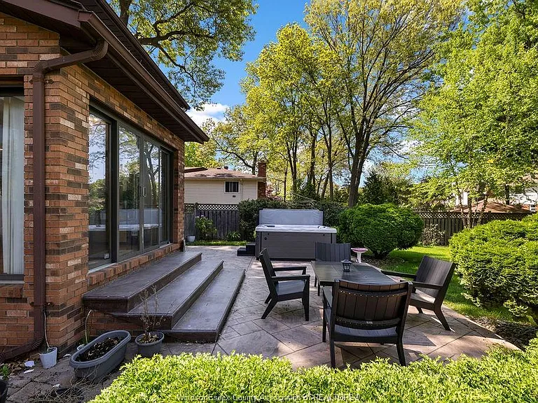 534 Michael Cres — Photo 47