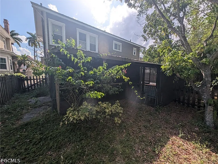 1637 Woodford Ave — Photo 20