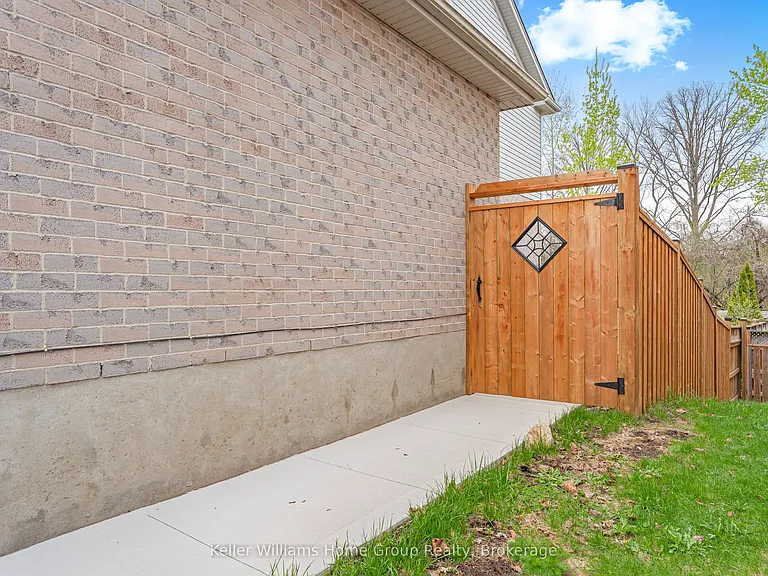 33 Milson Cres #LOWER — Photo 2