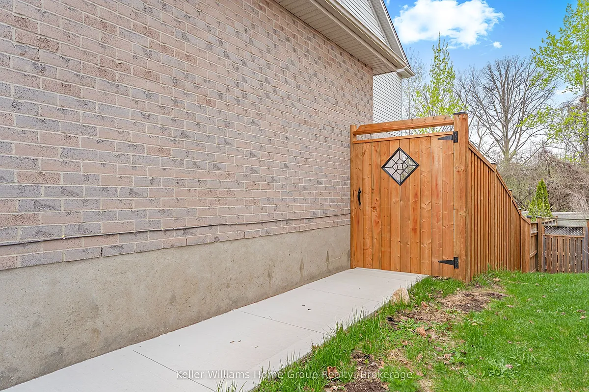 Building Photo - 33 Milson Cres #LOWER