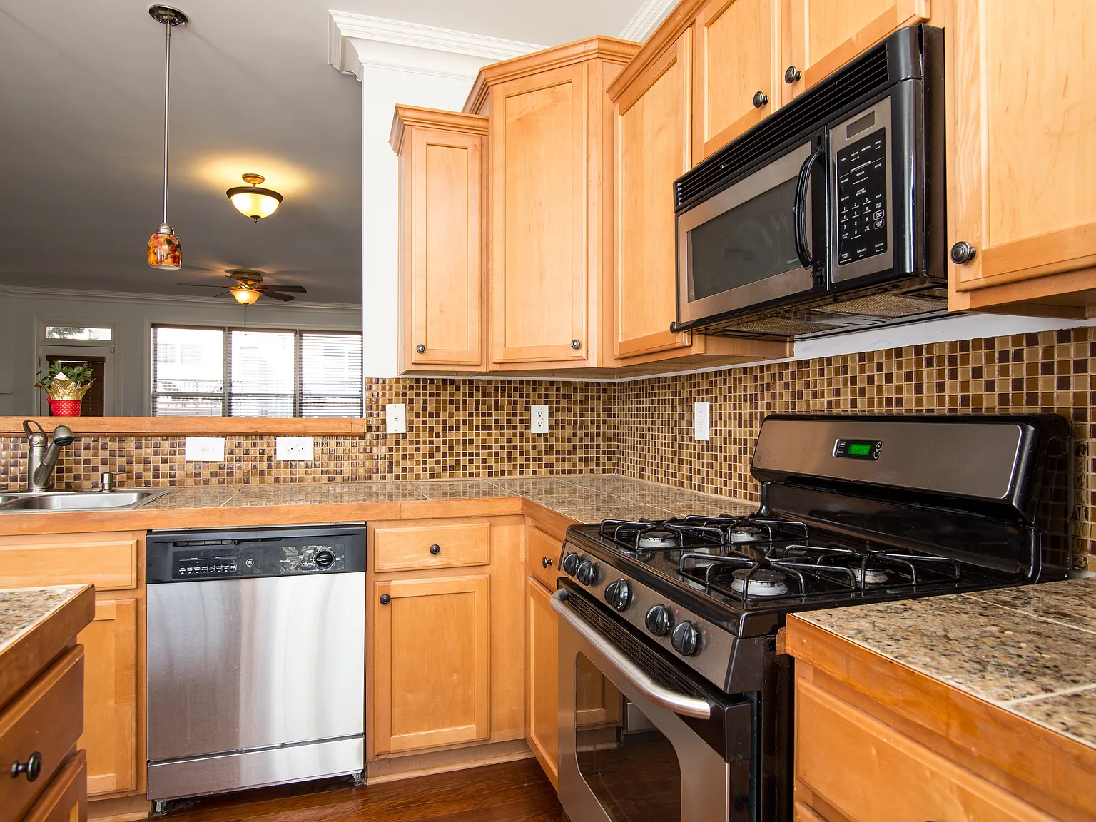 3 bed, 3.5 bath, 2338 sqft, $2,800 — Photo 2