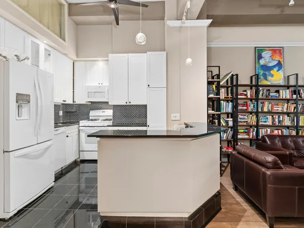 310 East 46th Street 4L image 2 of 13