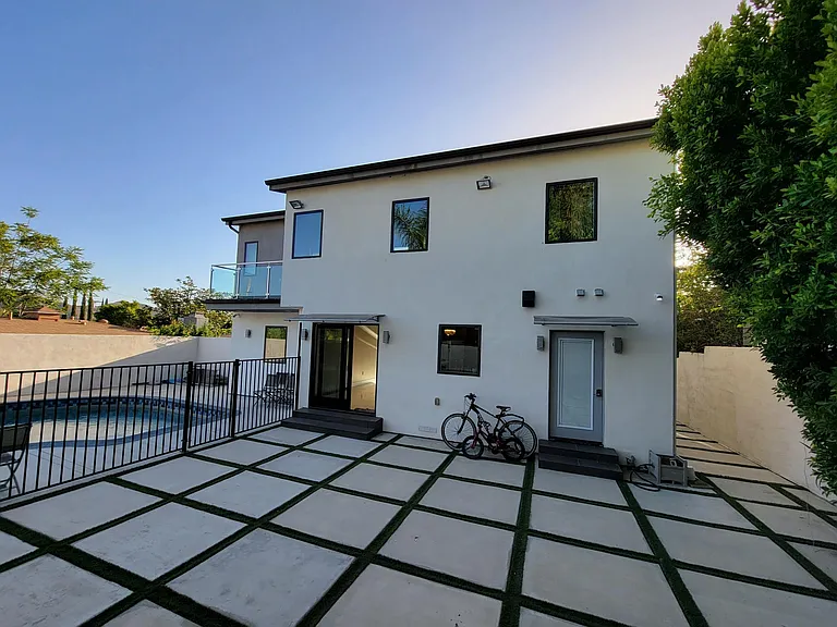 10730 Helendale Ave — Photo 45