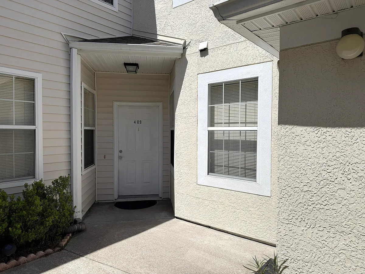 Building Photo - 6057 Lake Pointe Dr #409