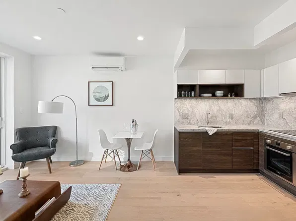 18 Van Buren St #2R, Brooklyn, NY 11221