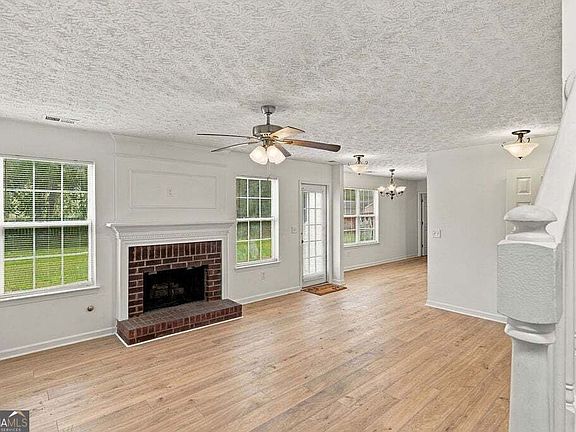 4th image of 13 Equestrian Way NE