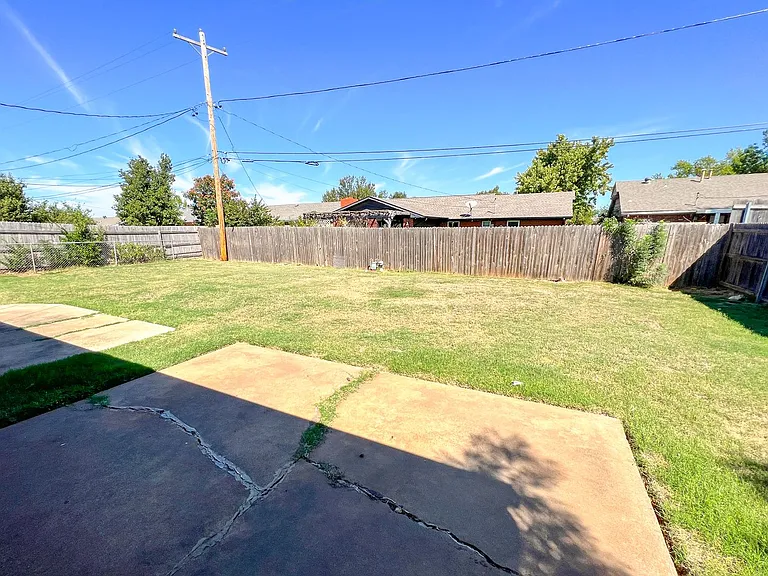 2737 Plymouth Ln — Photo 18