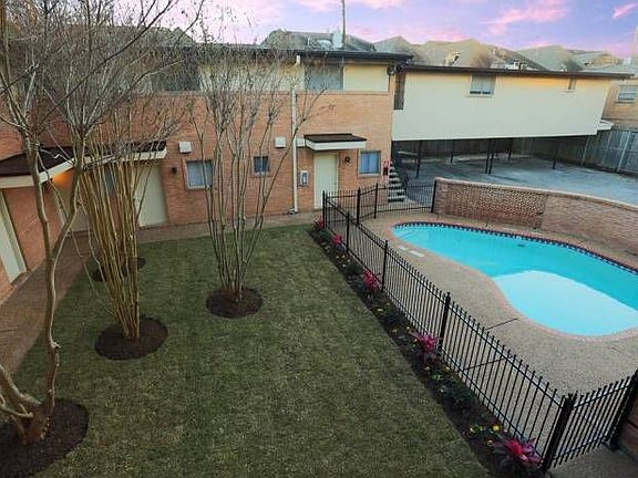 Pool & Courtyard