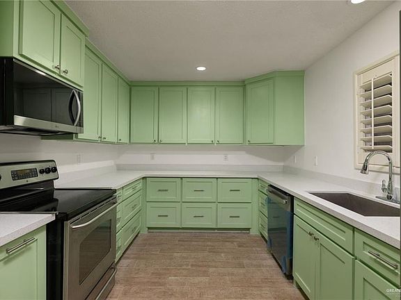 5th image of 412 Kerria Ave