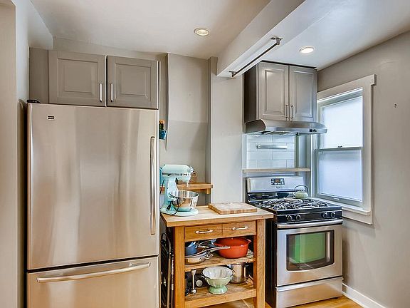 YES! There is a gas stove.