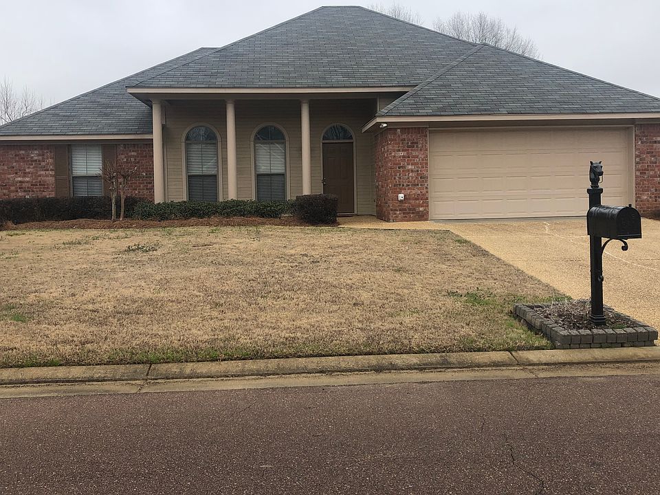 1st image of 941 Clubhouse Dr