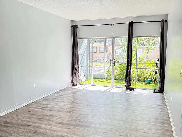 1014 E South St #3 — Photo 3