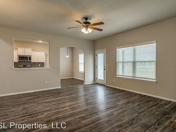5th image of 2402 Maplewood Dr
