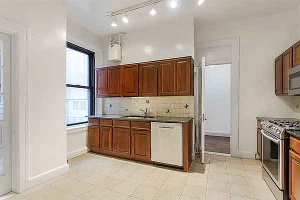 Rented by Spark Realty LLC | media 7